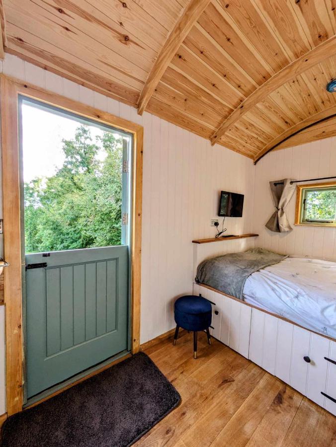 Romantic Nature Retreat, Luxury Glamping & Stargazing Views - Dragonfly Shepherd Hut Yarpole Экстерьер фото