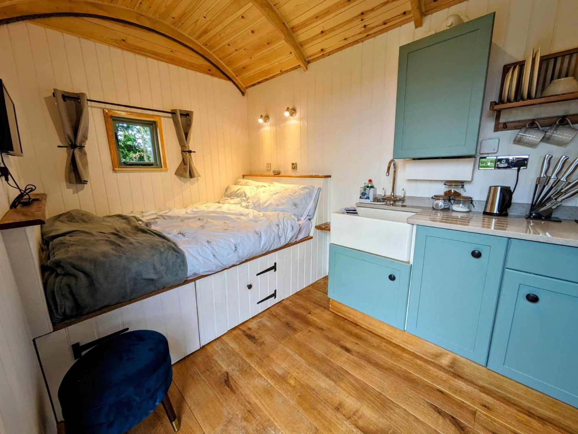 Romantic Nature Retreat, Luxury Glamping & Stargazing Views - Dragonfly Shepherd Hut Yarpole Экстерьер фото