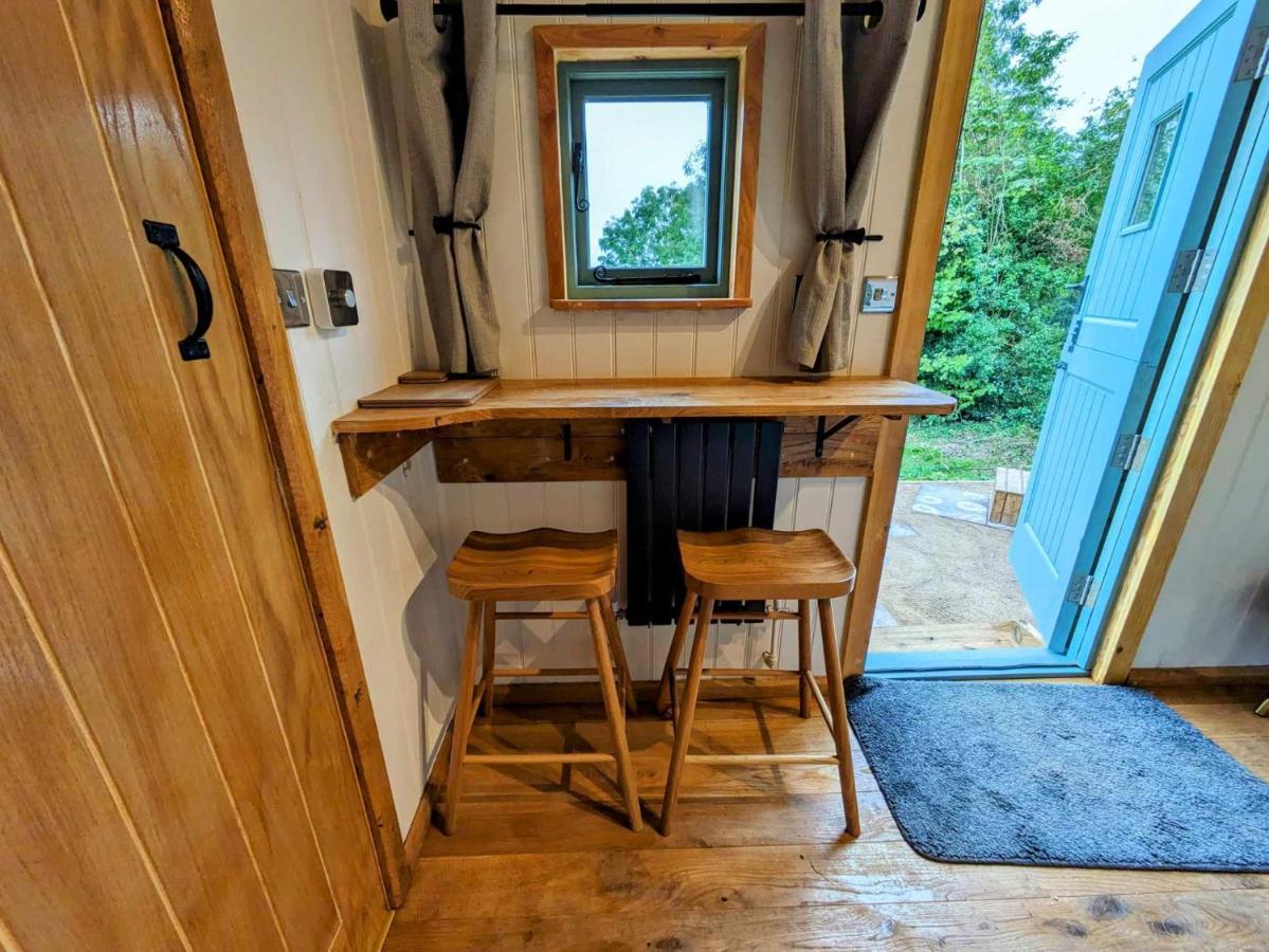 Romantic Nature Retreat, Luxury Glamping & Stargazing Views - Dragonfly Shepherd Hut Yarpole Экстерьер фото