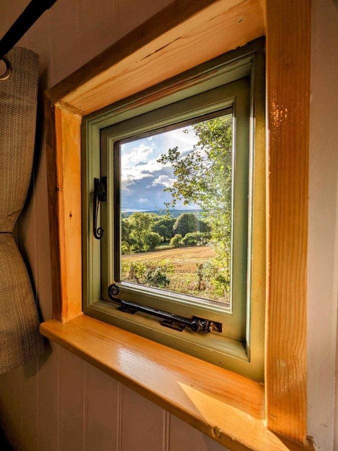 Romantic Nature Retreat, Luxury Glamping & Stargazing Views - Dragonfly Shepherd Hut Yarpole Экстерьер фото
