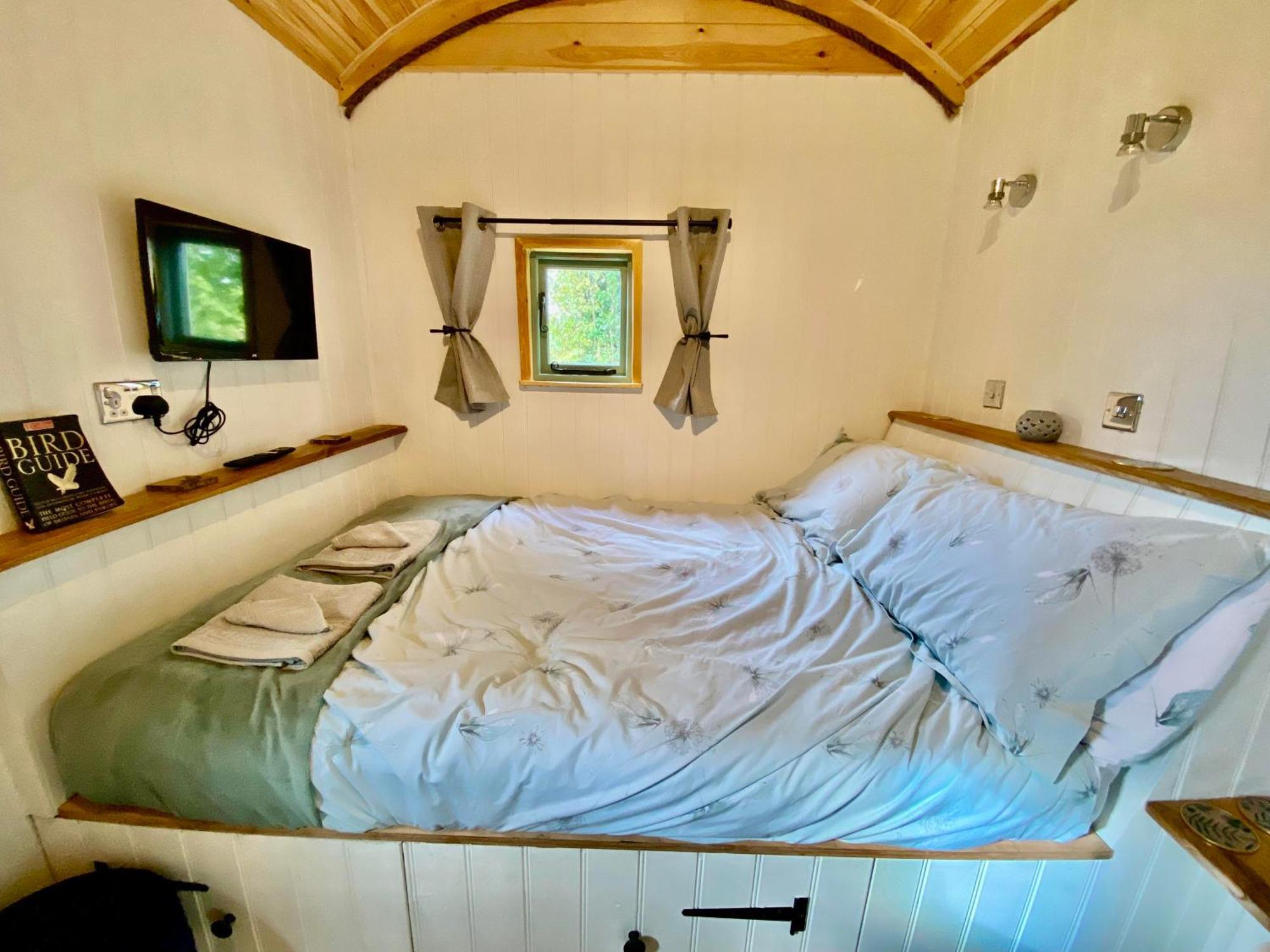Romantic Nature Retreat, Luxury Glamping & Stargazing Views - Dragonfly Shepherd Hut Yarpole Экстерьер фото