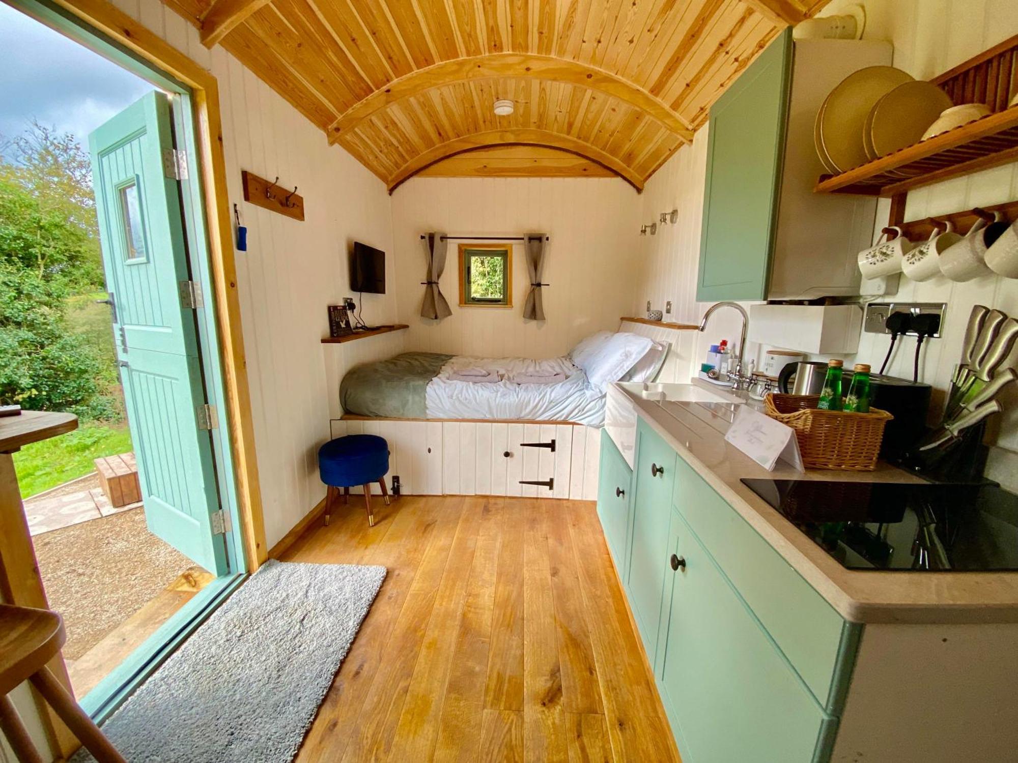 Romantic Nature Retreat, Luxury Glamping & Stargazing Views - Dragonfly Shepherd Hut Yarpole Экстерьер фото