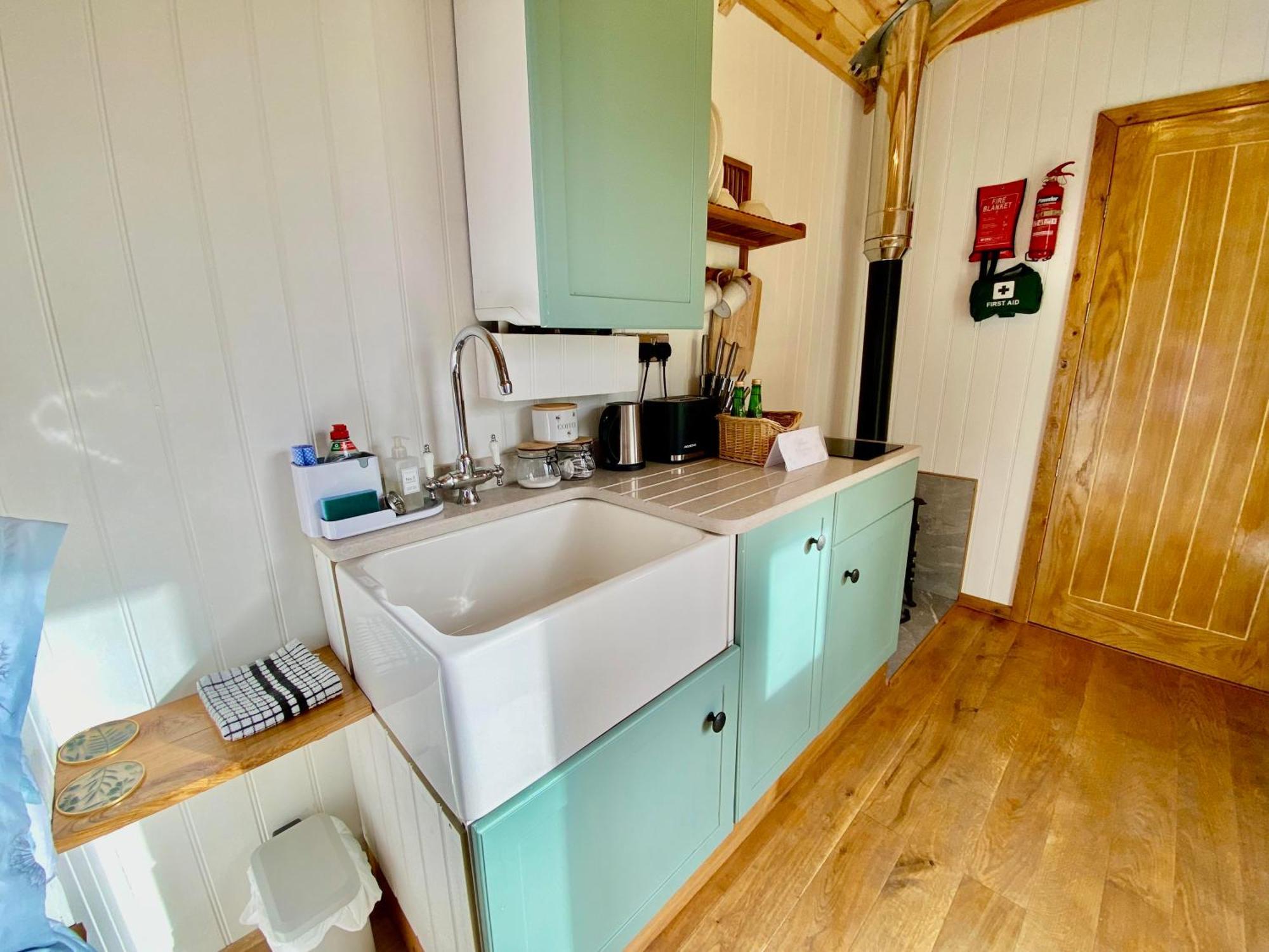 Romantic Nature Retreat, Luxury Glamping & Stargazing Views - Dragonfly Shepherd Hut Yarpole Экстерьер фото