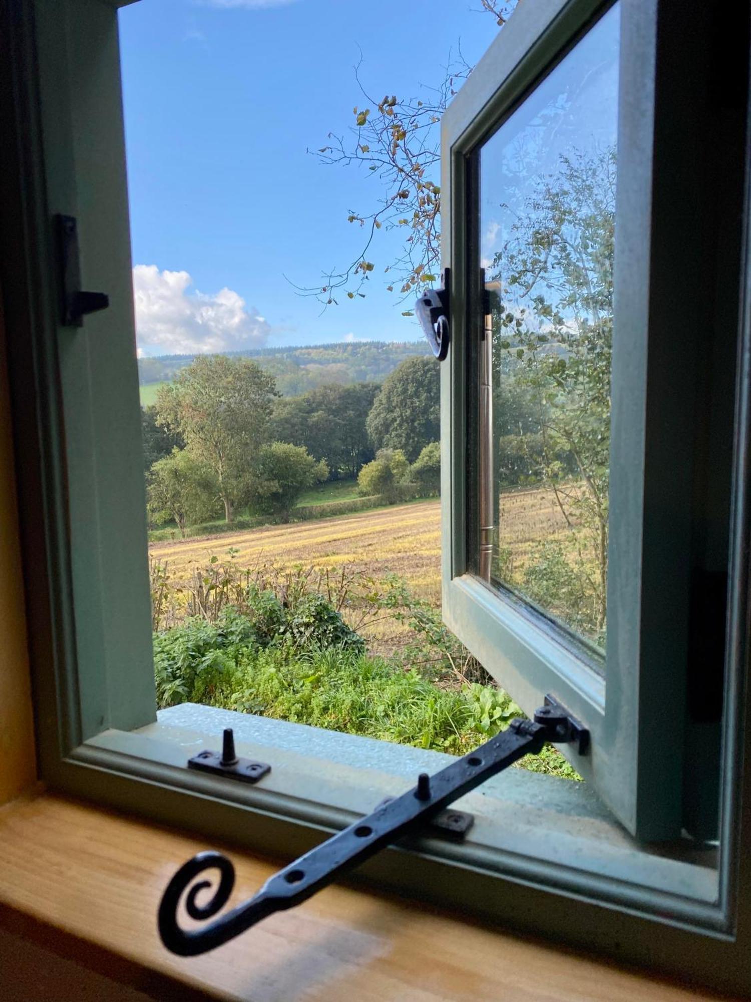 Romantic Nature Retreat, Luxury Glamping & Stargazing Views - Dragonfly Shepherd Hut Yarpole Экстерьер фото