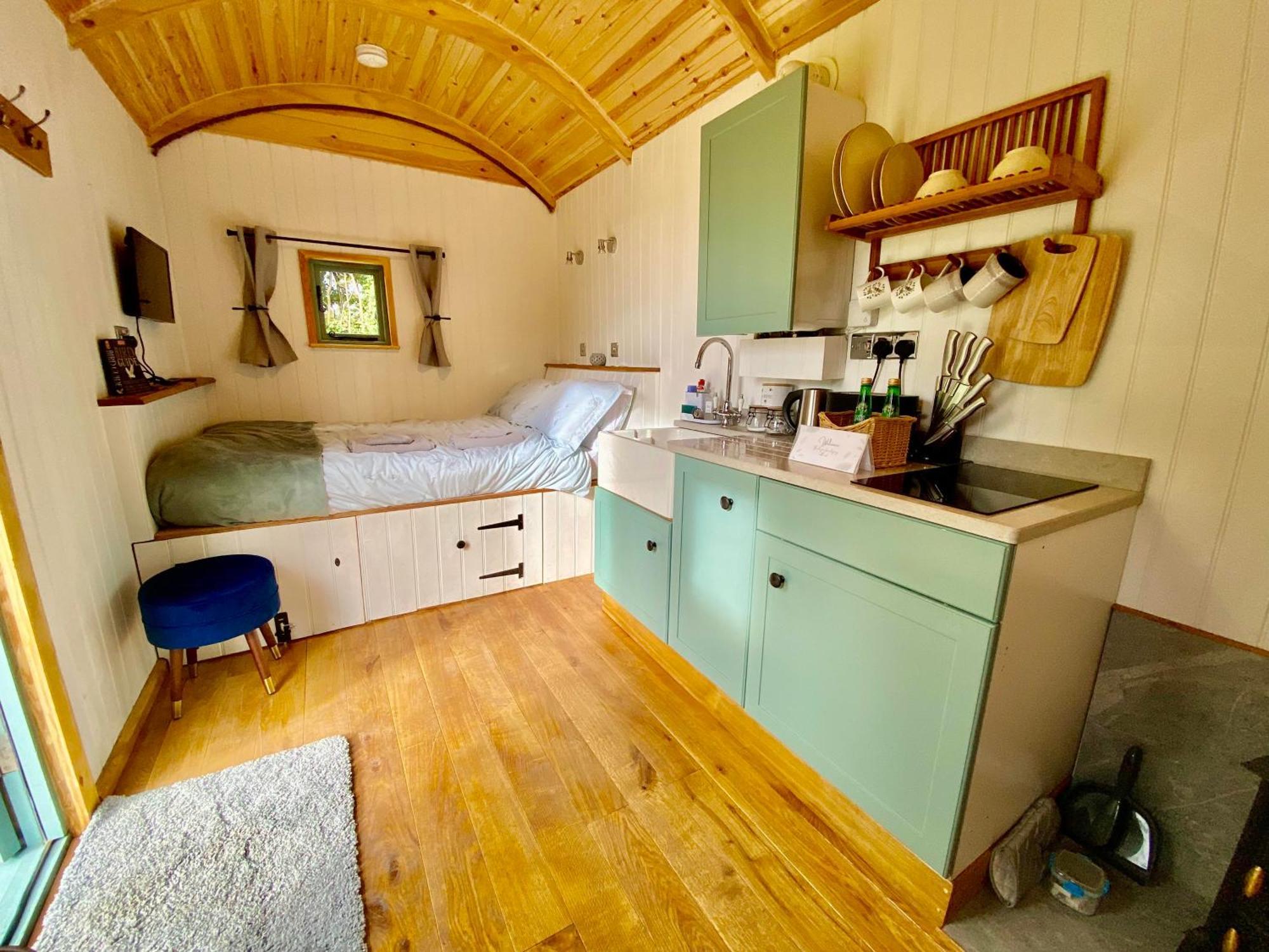 Romantic Nature Retreat, Luxury Glamping & Stargazing Views - Dragonfly Shepherd Hut Yarpole Экстерьер фото