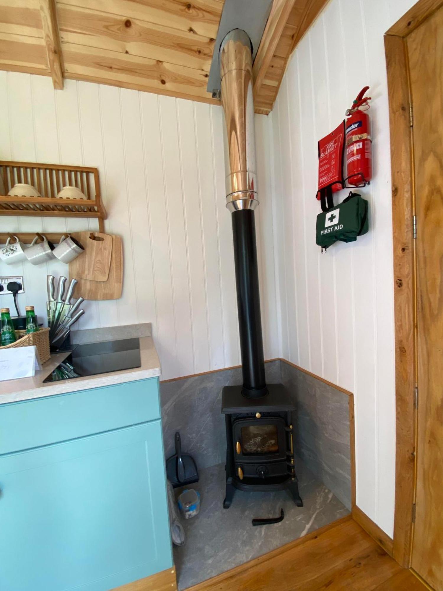Romantic Nature Retreat, Luxury Glamping & Stargazing Views - Dragonfly Shepherd Hut Yarpole Экстерьер фото