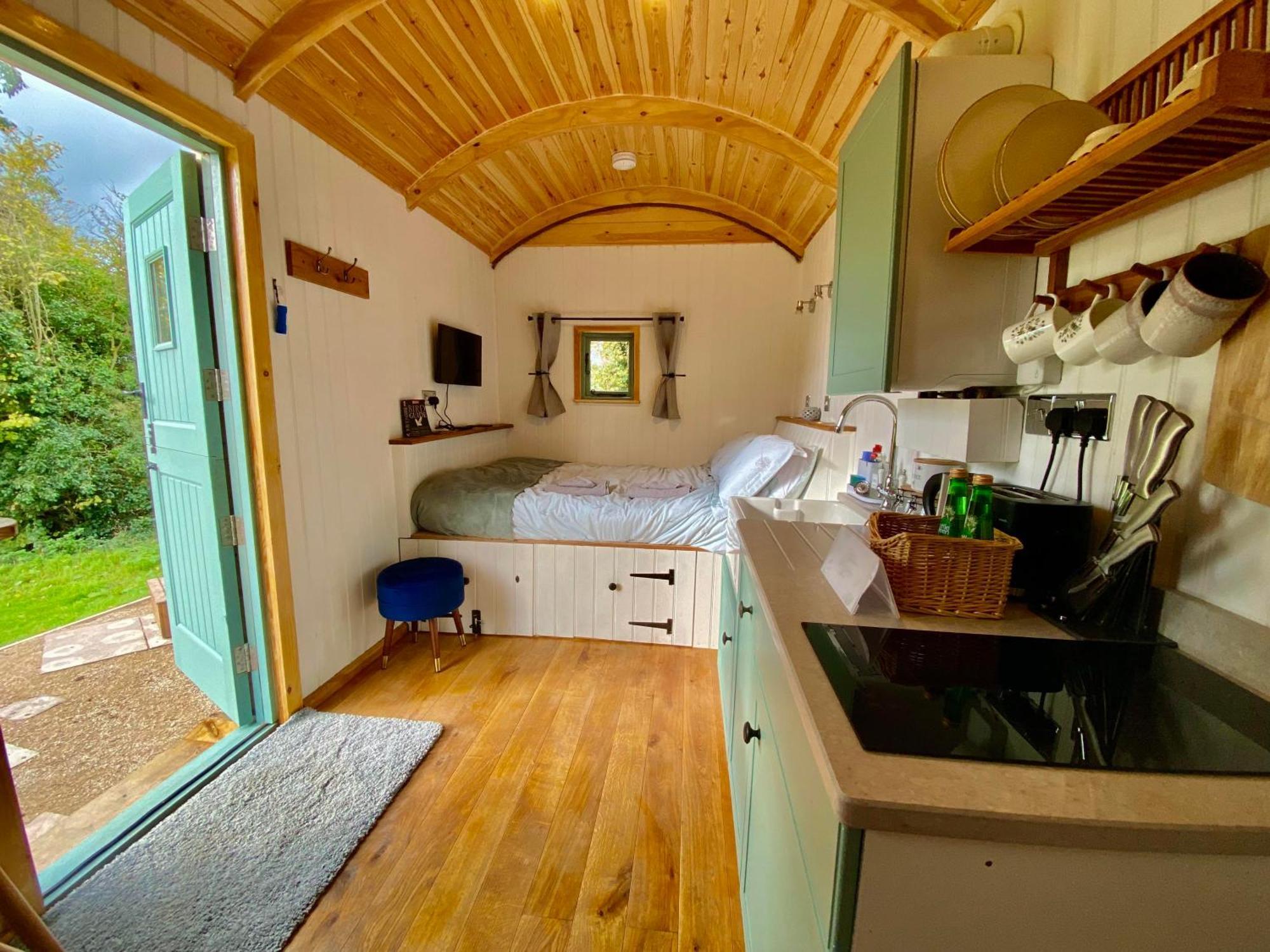 Romantic Nature Retreat, Luxury Glamping & Stargazing Views - Dragonfly Shepherd Hut Yarpole Экстерьер фото