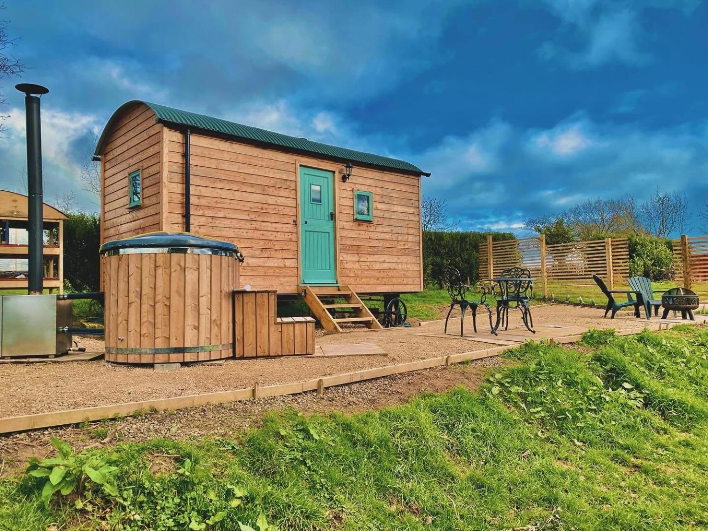 Romantic Nature Retreat, Luxury Glamping & Stargazing Views - Dragonfly Shepherd Hut Yarpole Экстерьер фото