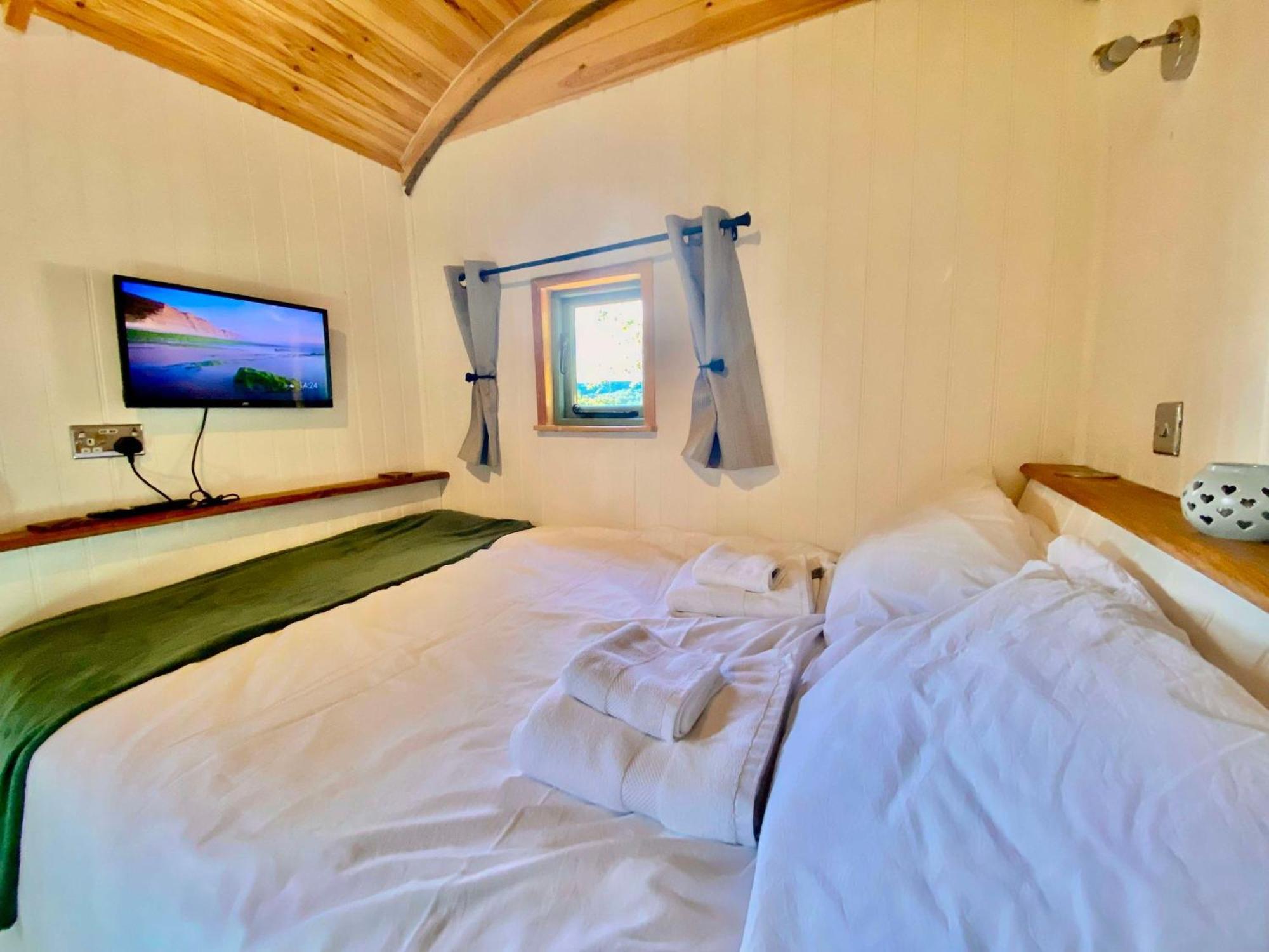 Romantic Nature Retreat, Luxury Glamping & Stargazing Views - Dragonfly Shepherd Hut Yarpole Экстерьер фото