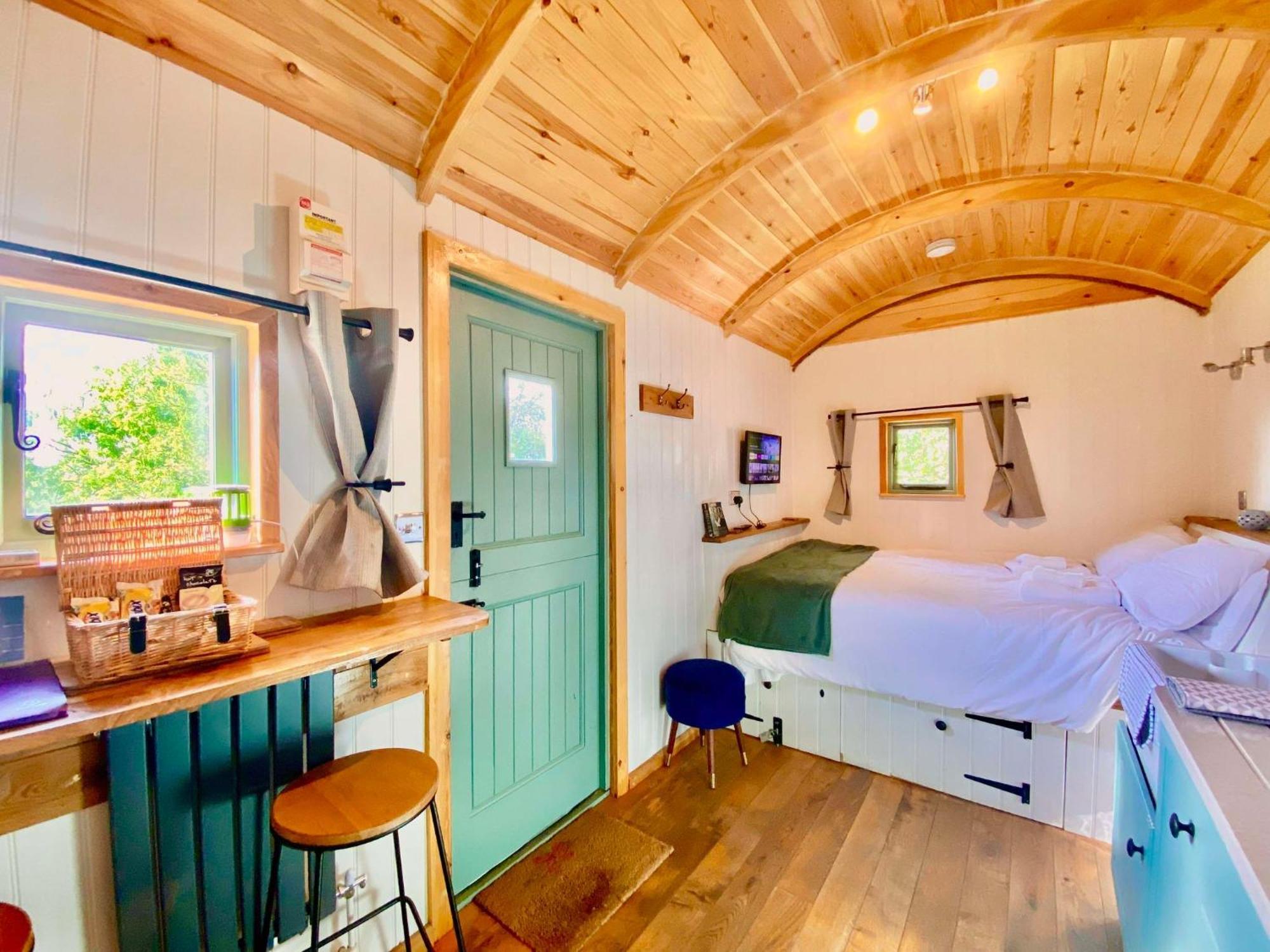 Romantic Nature Retreat, Luxury Glamping & Stargazing Views - Dragonfly Shepherd Hut Yarpole Экстерьер фото